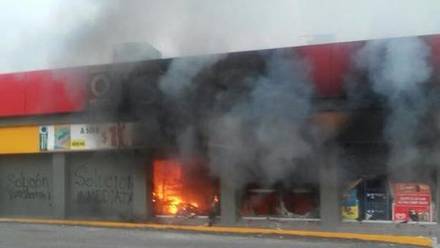 Sujetos encapuchados incendian tienda OXXO en autopista Tuxtla-San Cristóbal