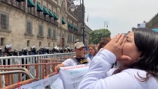 Madres buscadoras protestan frente a Palacio Nacional por sus hijos desaparecidos hoy 10 de mayo