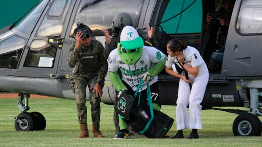 VIDEO: En helicóptero de la Marina trasladan mascota de Olmecas de Tabasco a Macuspana, lugar donde nació AMLO; Semar aclara