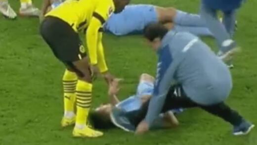 Doctor de la Bundesliga entra a revisar a jugador lesionado; le termina dando brutal patada en la cara