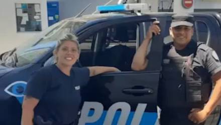 Video: Dos policías salvan a una niña de morir asfixiada; se vuelven virales