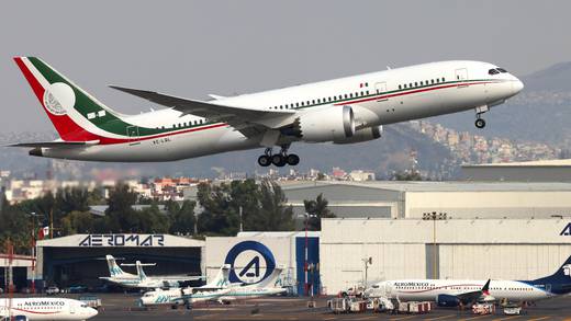 Avión presidencial se despide de México; ya despegó del AICM; Jesús Ramírez Cuevas celebra su partida