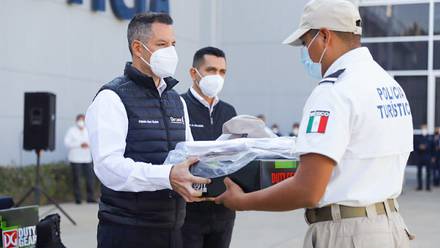 Alejandro Murat entrega uniformes a policías