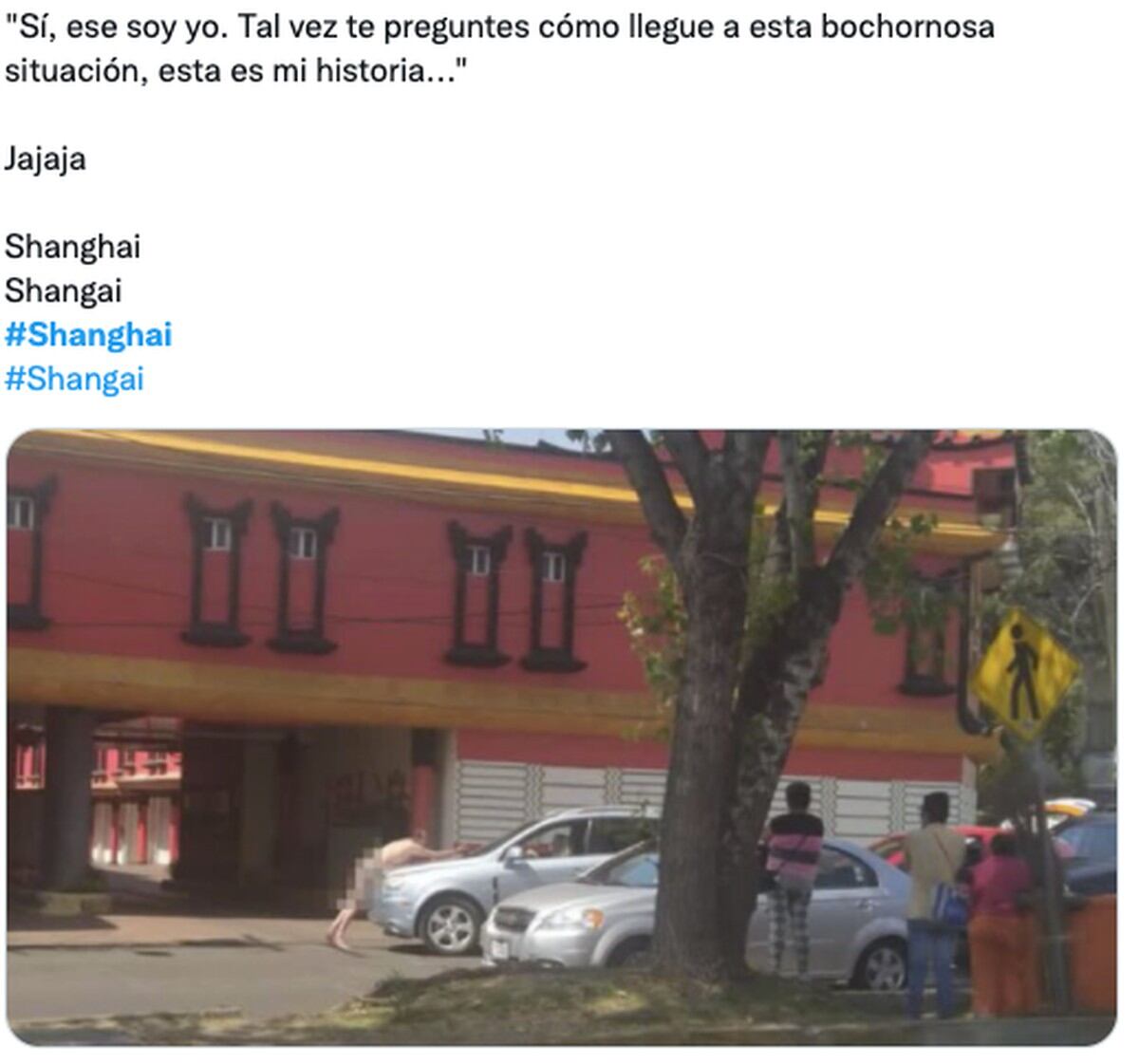 Hombre desnudo fuera del Motel Shanghai en Puebla