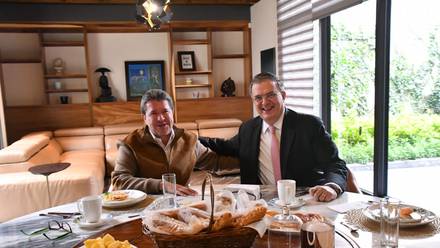 Ricardo Monreal y Marcelo Ebrard desayunan juntos