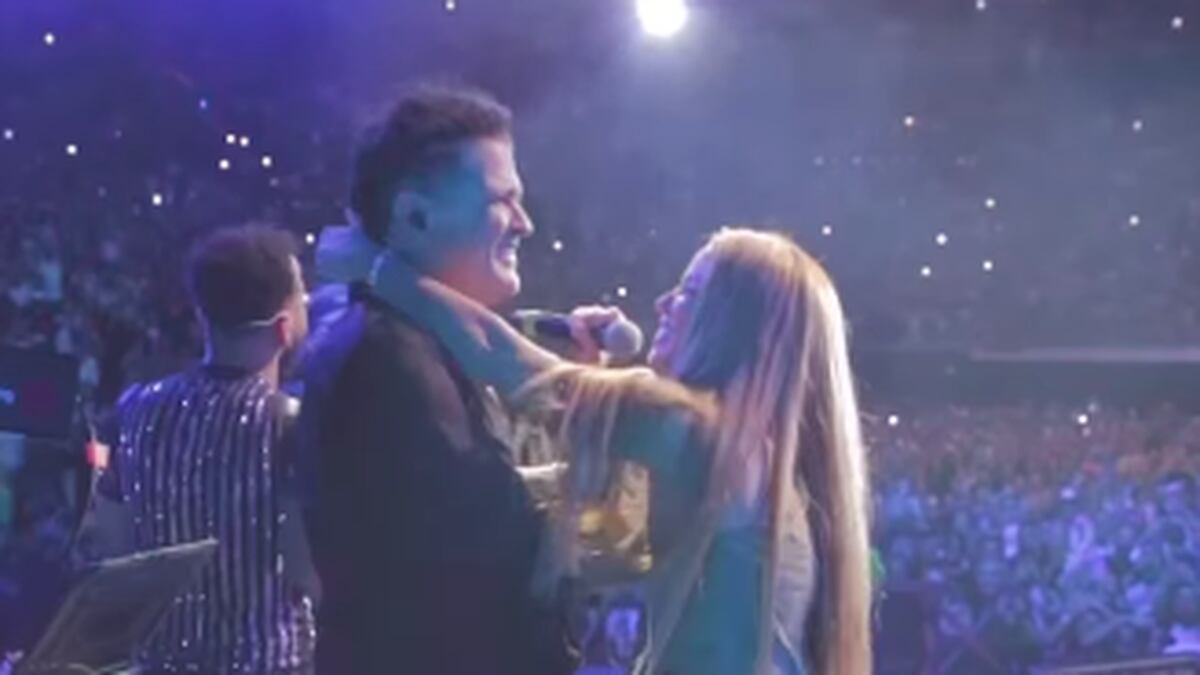 Una rejuvenecida Shakira sorprende a Carlos Vives en concierto para cantar La Bicicleta (VIDEO)