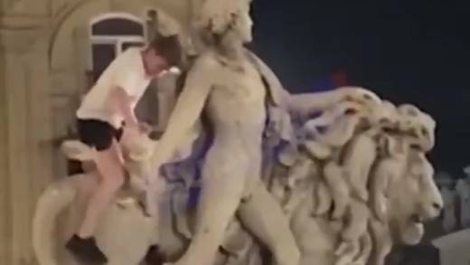 Turista rompe una estatua histórica de Bélgica y tendrá que pagar una millonaria suma