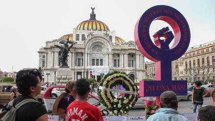 Antimonumenta para visibilizar el feminicidio instalada frente al Palacio de Bellas Artes.