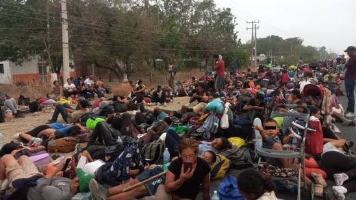 La caravana migrante 2024 reanuda su marcha sobre la costa de Oaxaca rumbo a Huatulco