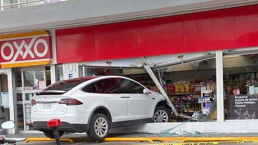 Tesla choca con Oxxo en Pachuca; no hay heridos