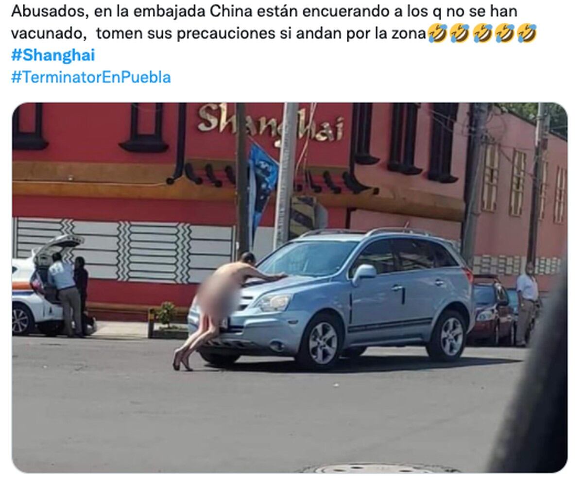 Hombre desnudo fuera de motel en Puebla