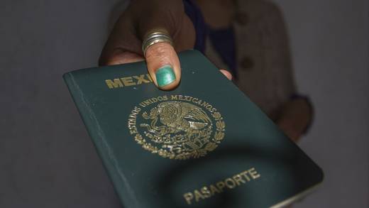 ¿Cómo salir bien en la foto del pasaporte mexicano? 6 tips para mujeres