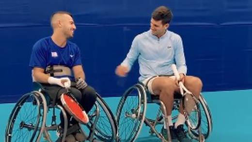 Novak Djokovic es tundido por jugar en silla de ruedas y “burlarse” de su rival