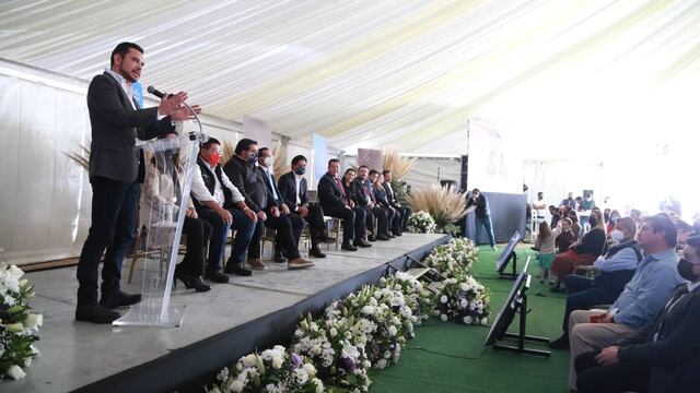 Israel Félix, gobernador de Mineral de la Reforma hablando sobre el proyecto Plaza Villa Alta