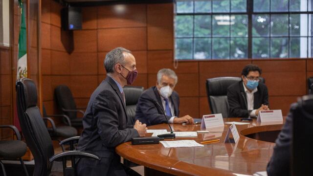 López-Gatell en reunión