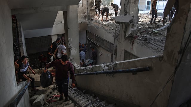 Escuela afectada por los bombardeos en el campo de refugiados de Al-Shati