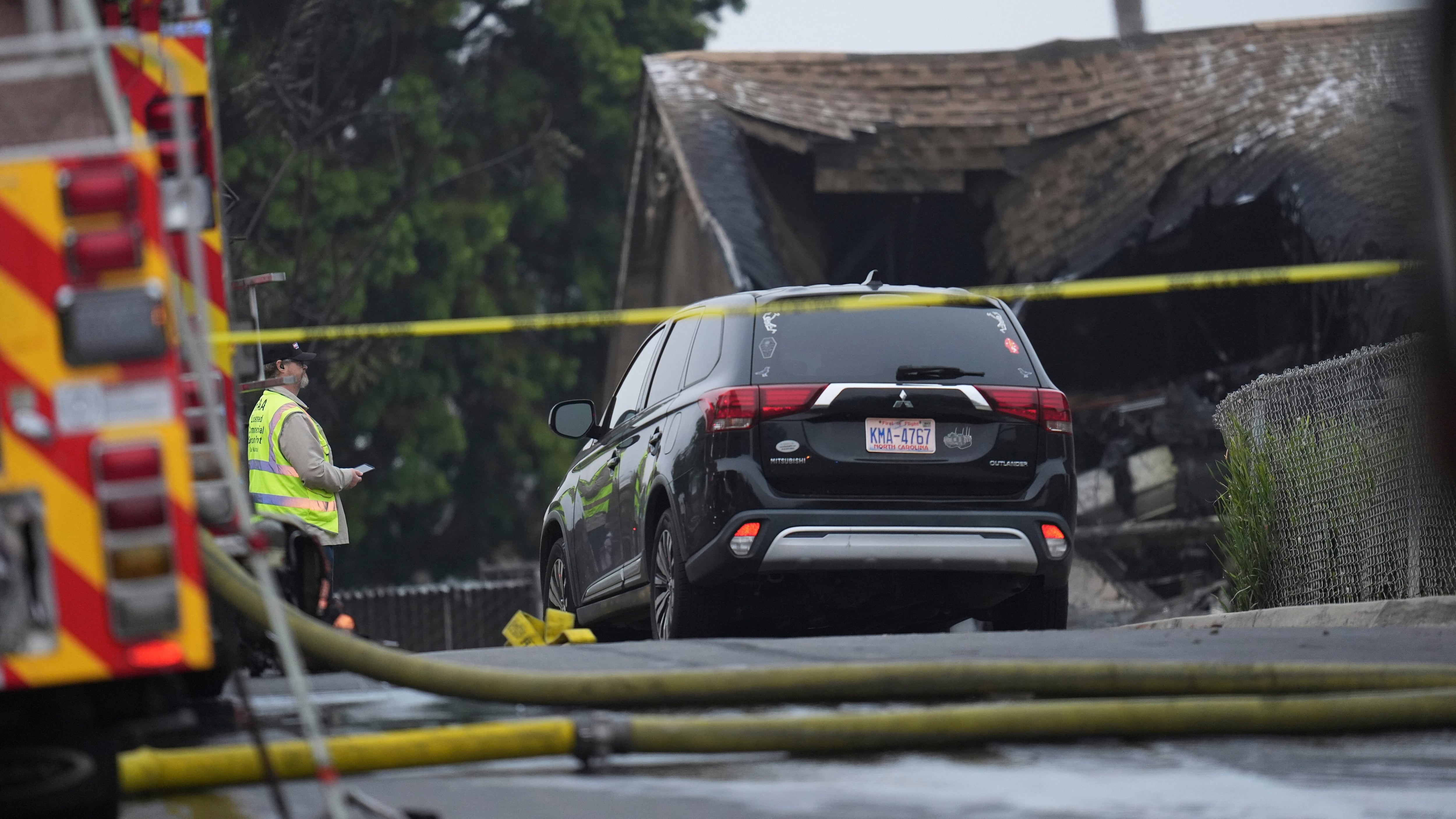 Avioneta se estrella en vecindario de San Diego, California; provoca incendio en casas y autos