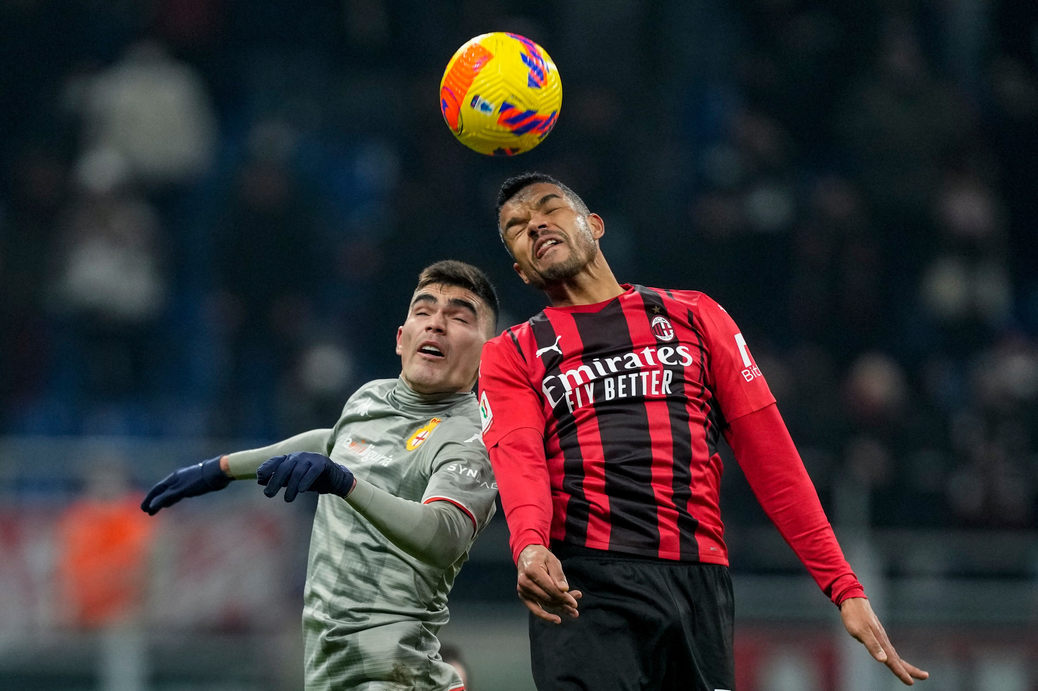 Johan Vásquez durante el duelo AC Milan vs Genoa