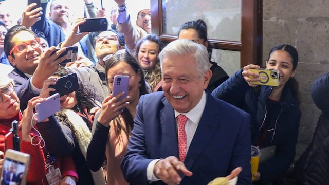 AMLO parte la Rosca de Reyes