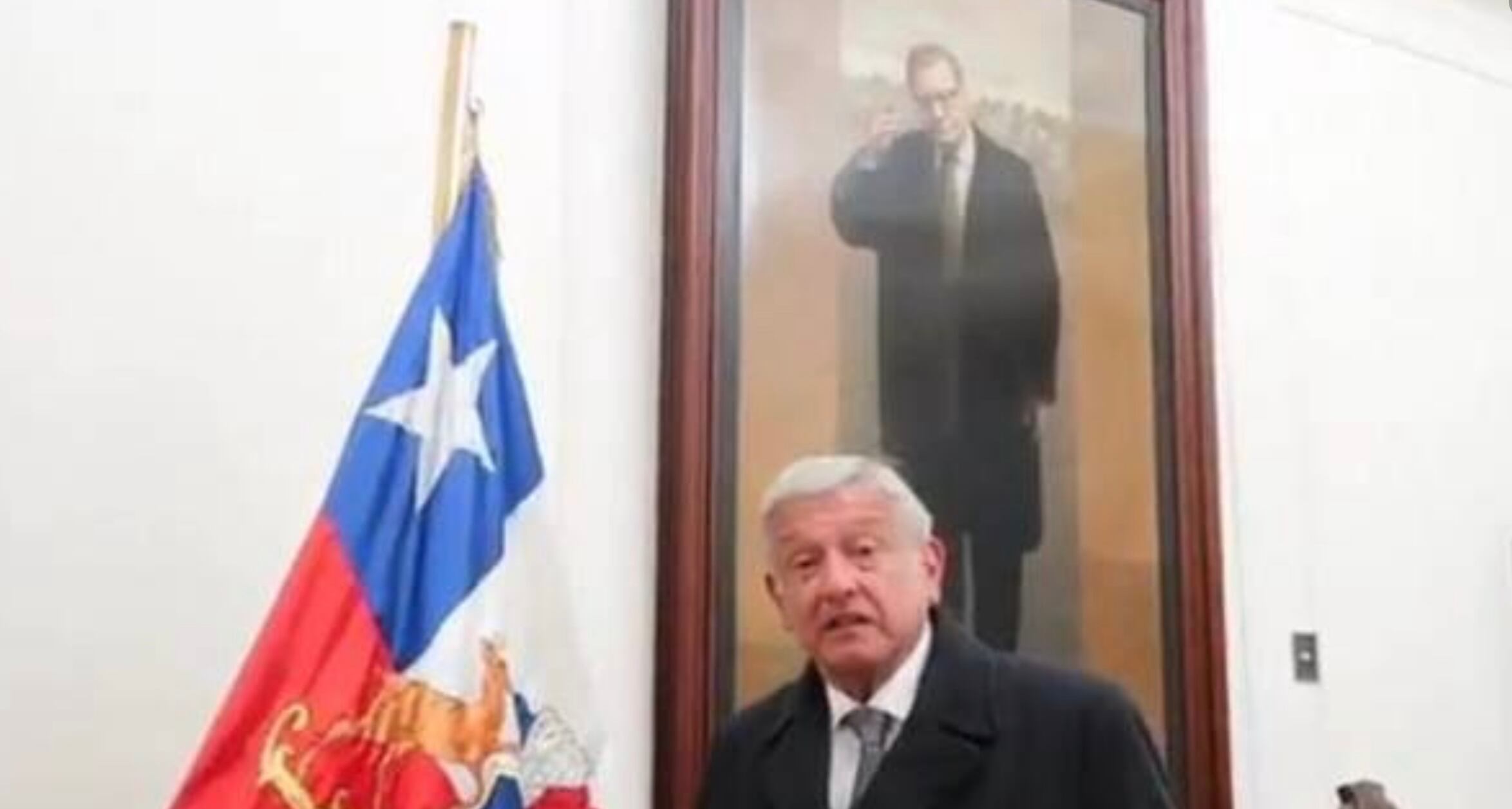 AMLO con la foto del presidente Allende