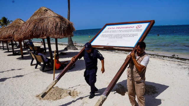 Capitanes de embarcaciones en Cancún han decidido retirar sus lanchas de las aguas y colocarlos en tierra se espera del cierre a la navegación debido a la entrada del huracán “Beryl”