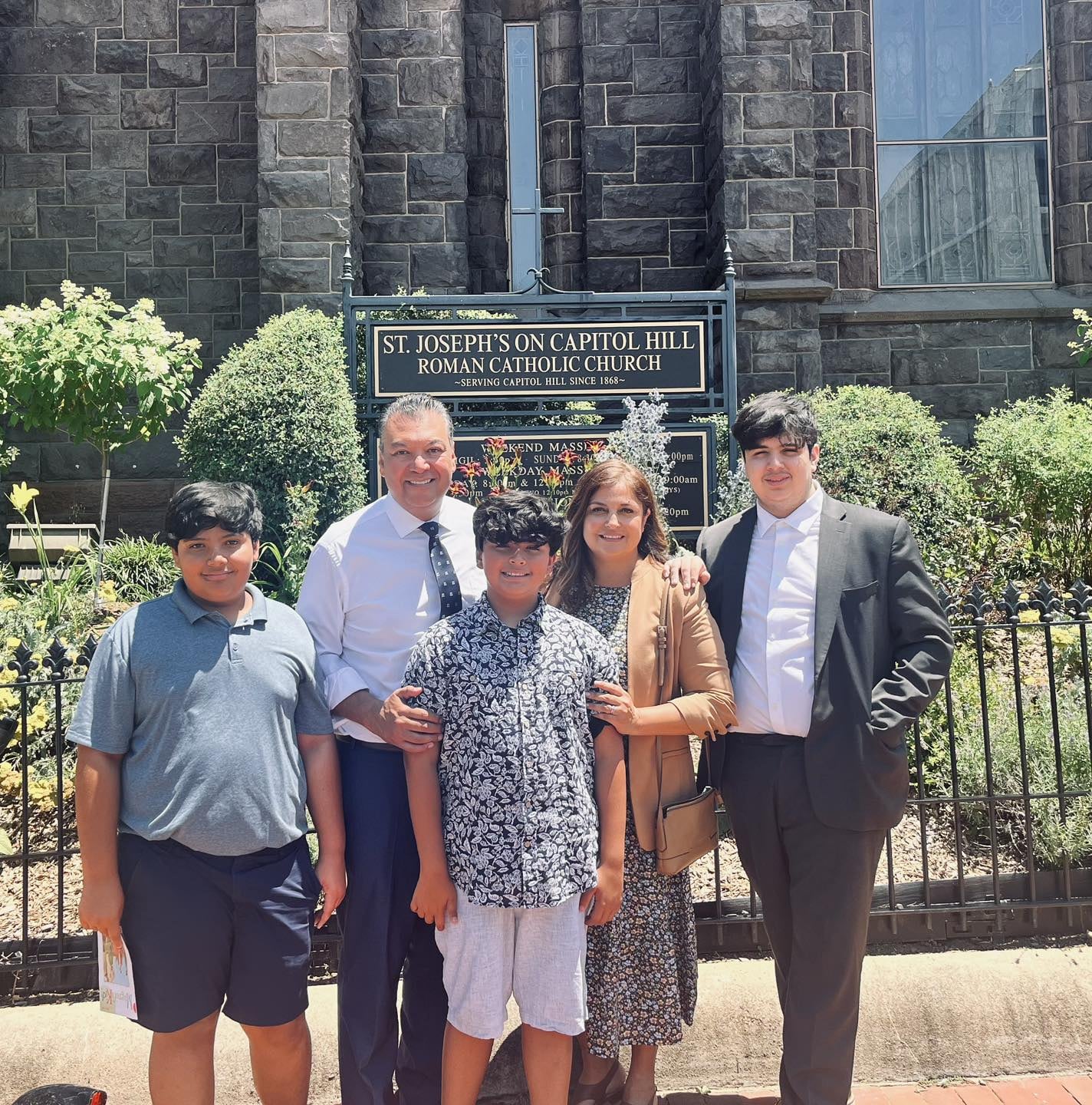 ¿Quién es Alex Padilla? Senador demócrata sacado a la fuerza en conferencia de Kristi Noem en Estados Unidos