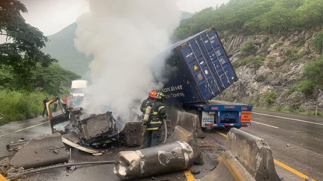 ¿Qué pasó en la carretera Colima-Manzanillo? Tráiler choca con autobús de pasajeros, hay 12 heridos