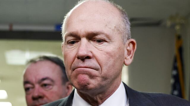 Dave Calhoun renuncia como CEO de Boeing por fallas en seguridad de aviones