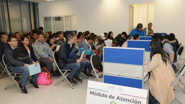 Filas de estudiantes en módulos de CURP.