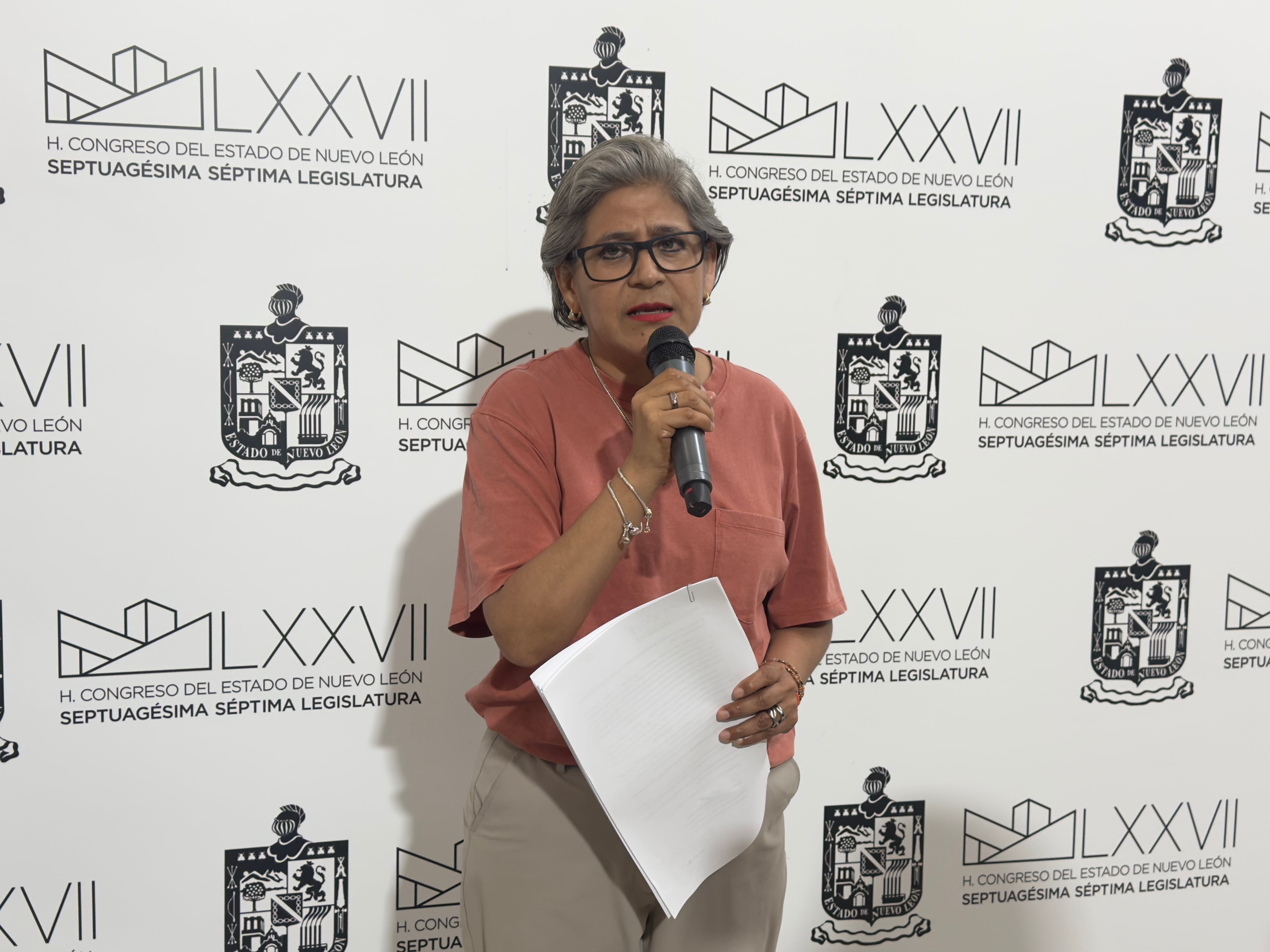 Sandra Pámanes entrega pruebas para descalificar juicio político contra Samuel García.