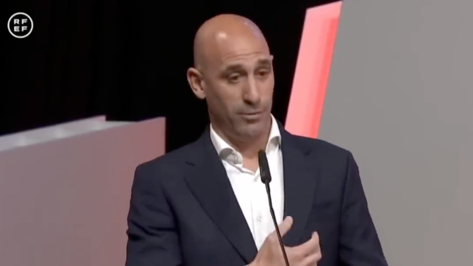 Luis Rubiales hace el ridículo y dice que no dimitirá pese a acosar a Jenni Hermoso; “ella fue la que me acercó a su cuerpo”, dice