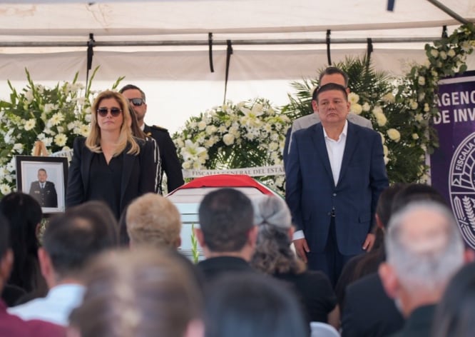 Maru Campos asiste a homenaje póstumo de Pedro Román Oseguera y Manuel Genaro Méndez de la AEI