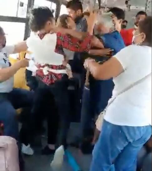 Mujeres pelean en el transporte público