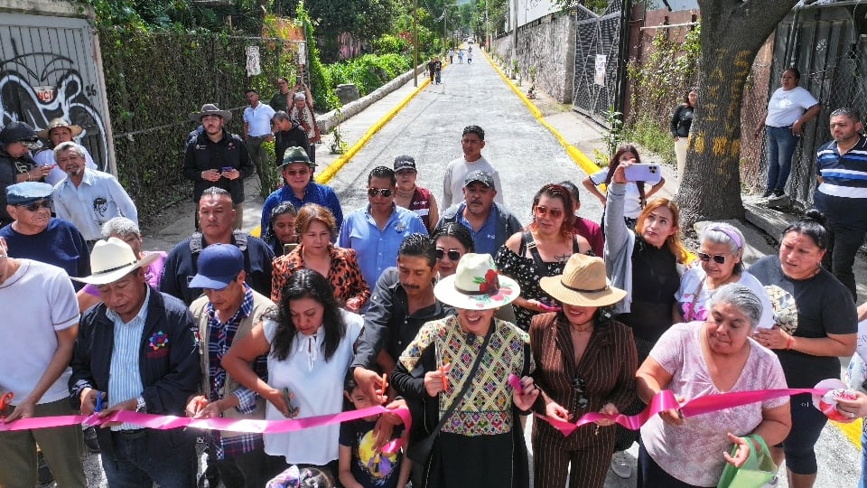 Azucena Cisneros inaugura calle Benito Juárez en Ecatepec