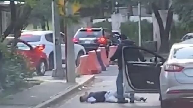 El presunto asaltante quedó tendido en el suelo luego de recibir el disparo.