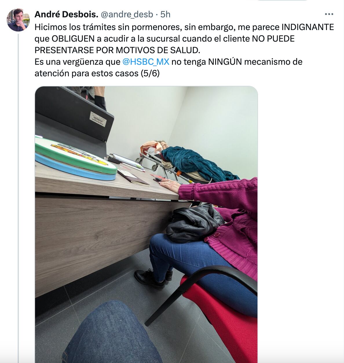Denuncian caso de abuelita que tuvo que ir en camilla a sucursal de HSBC