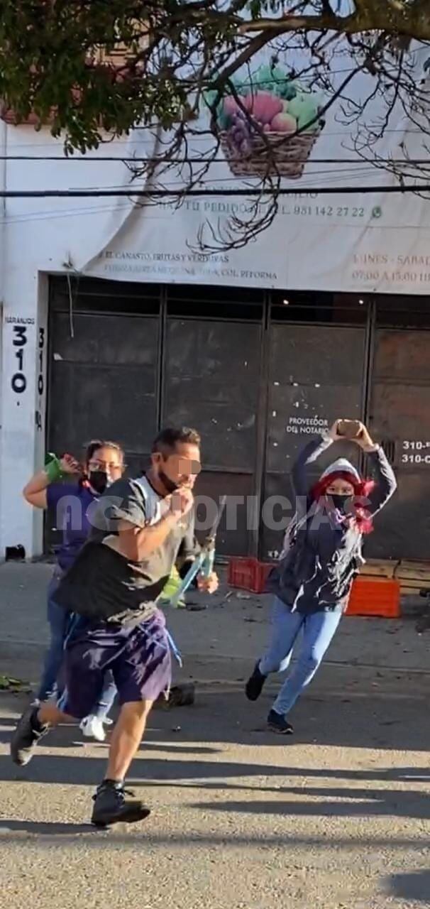 Sujeto con tijeras de jardinería en marcha del 8M