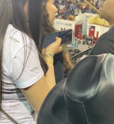 Lo cachó en la movida