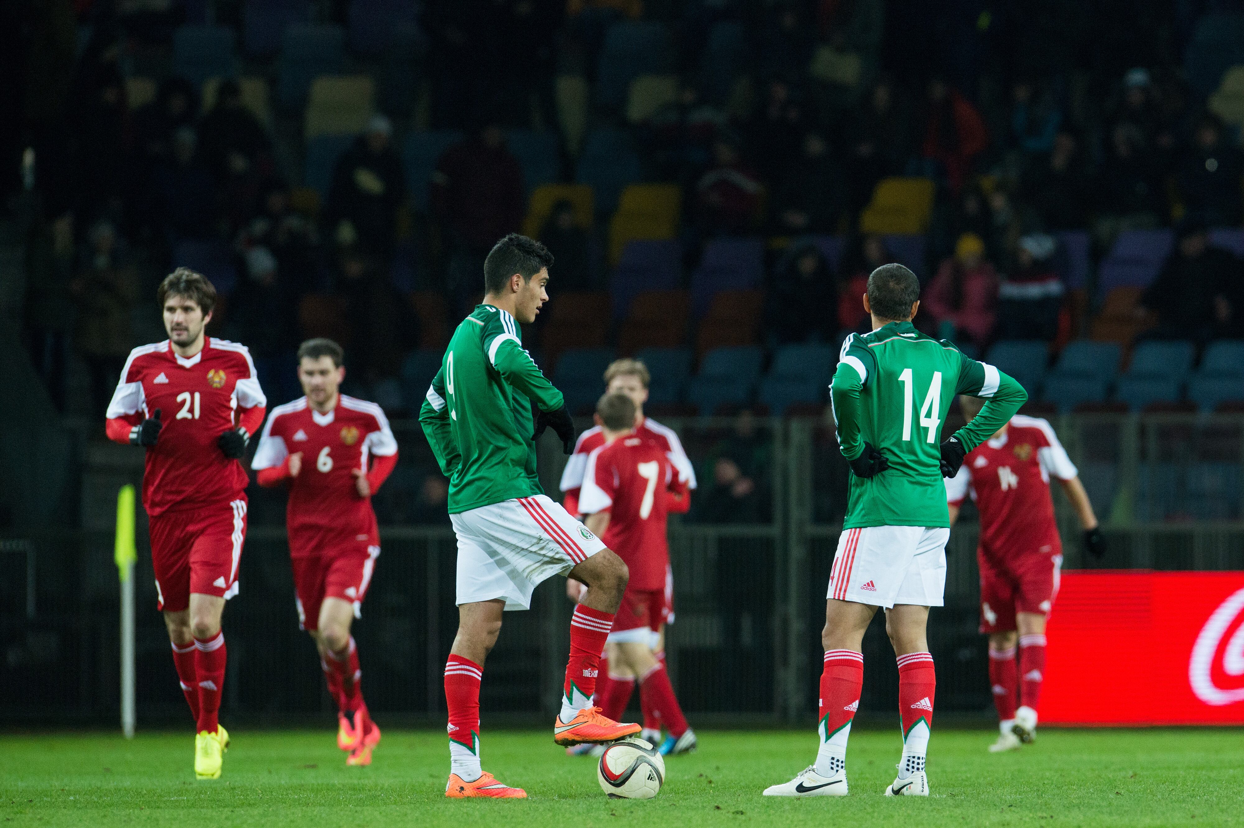Raúl Jiménez y Javier Hernández en un juego con el Tricolor