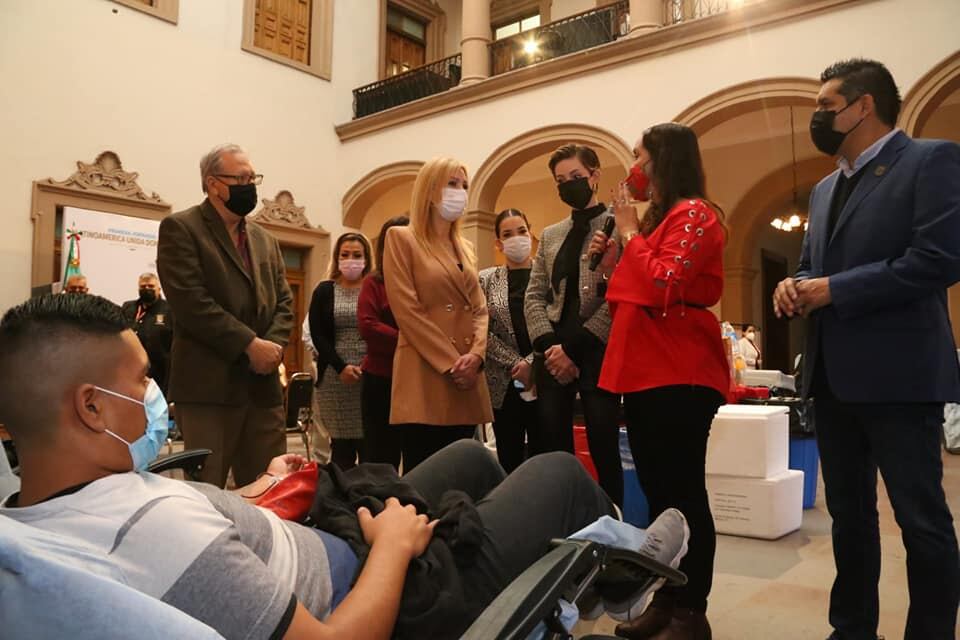 Mariana Rodríguez en donación de sangre