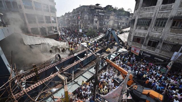 Derrumbe de puente en India. Muertos.