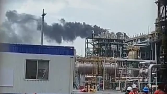 Reportan olor a gas y columna de humo cerca de la refinería Olmeca