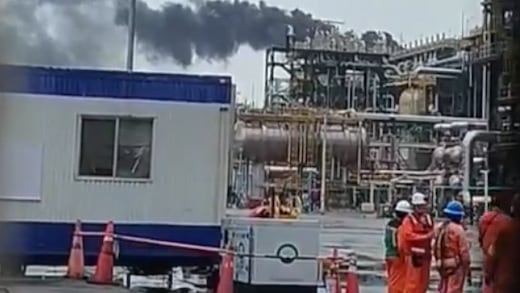Reportan olor a gas y columna de humo cerca de la refinería Olmeca