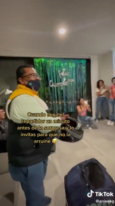 Repartidor de comida en fiesta sorpresa de cumpleaños
