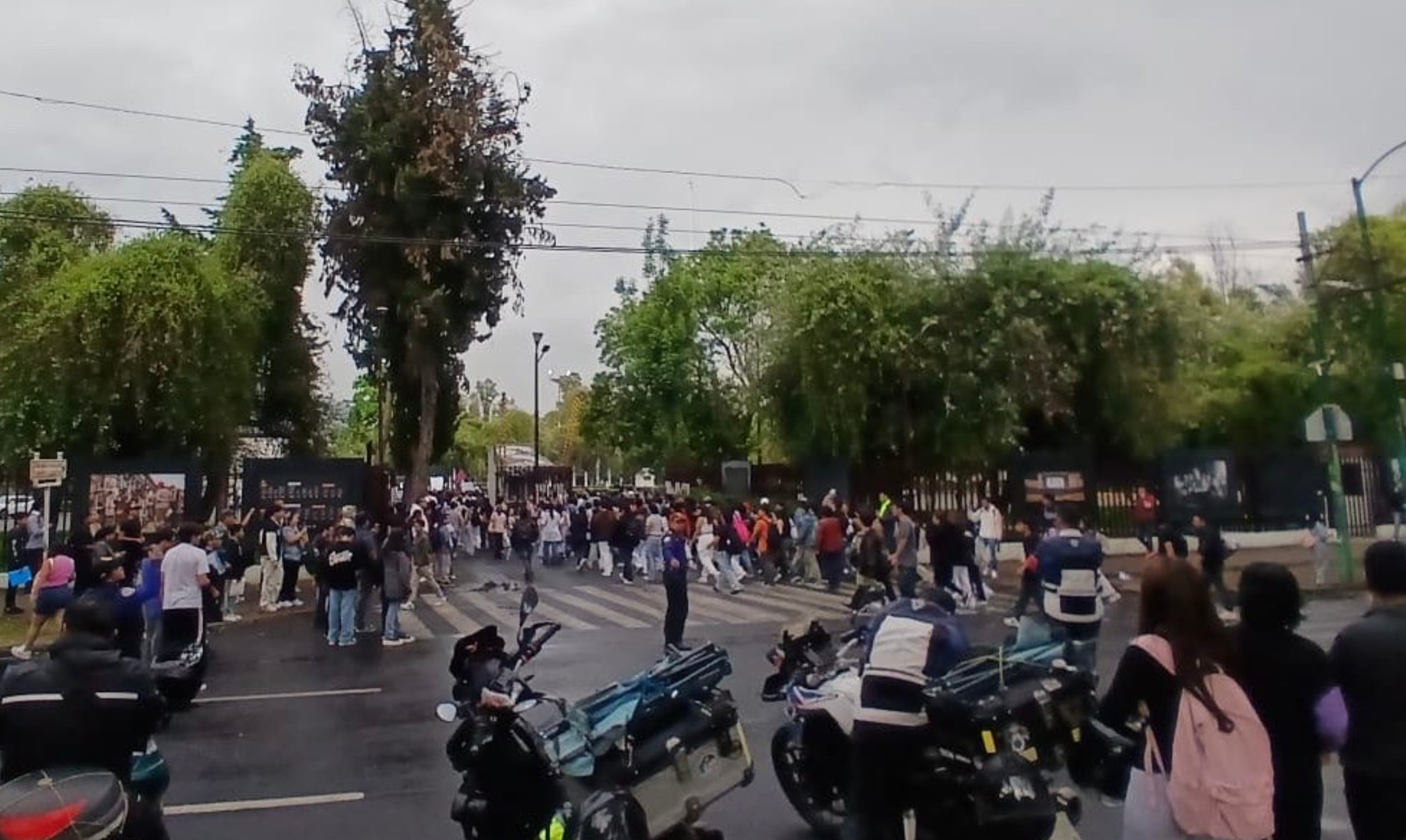 IPN estudiantes se concentran en las oficinas centrales de Zacatenco