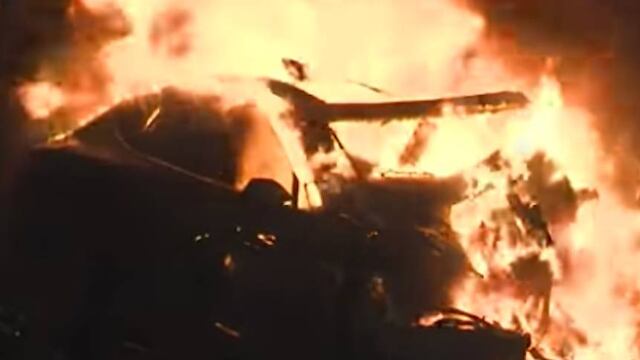 Captura del video que muestra a un Tesla Model S incendiándose.