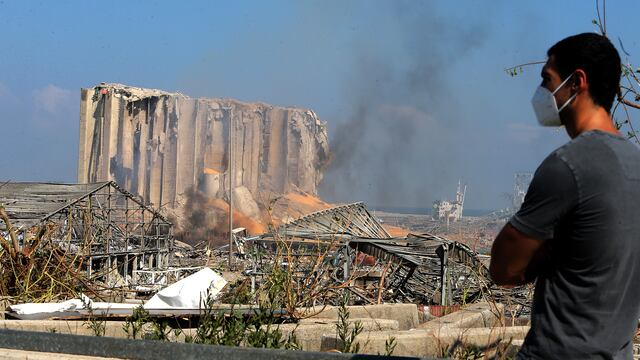 Un hombre con cubrebocas observa los daños de la explosión en Beirut