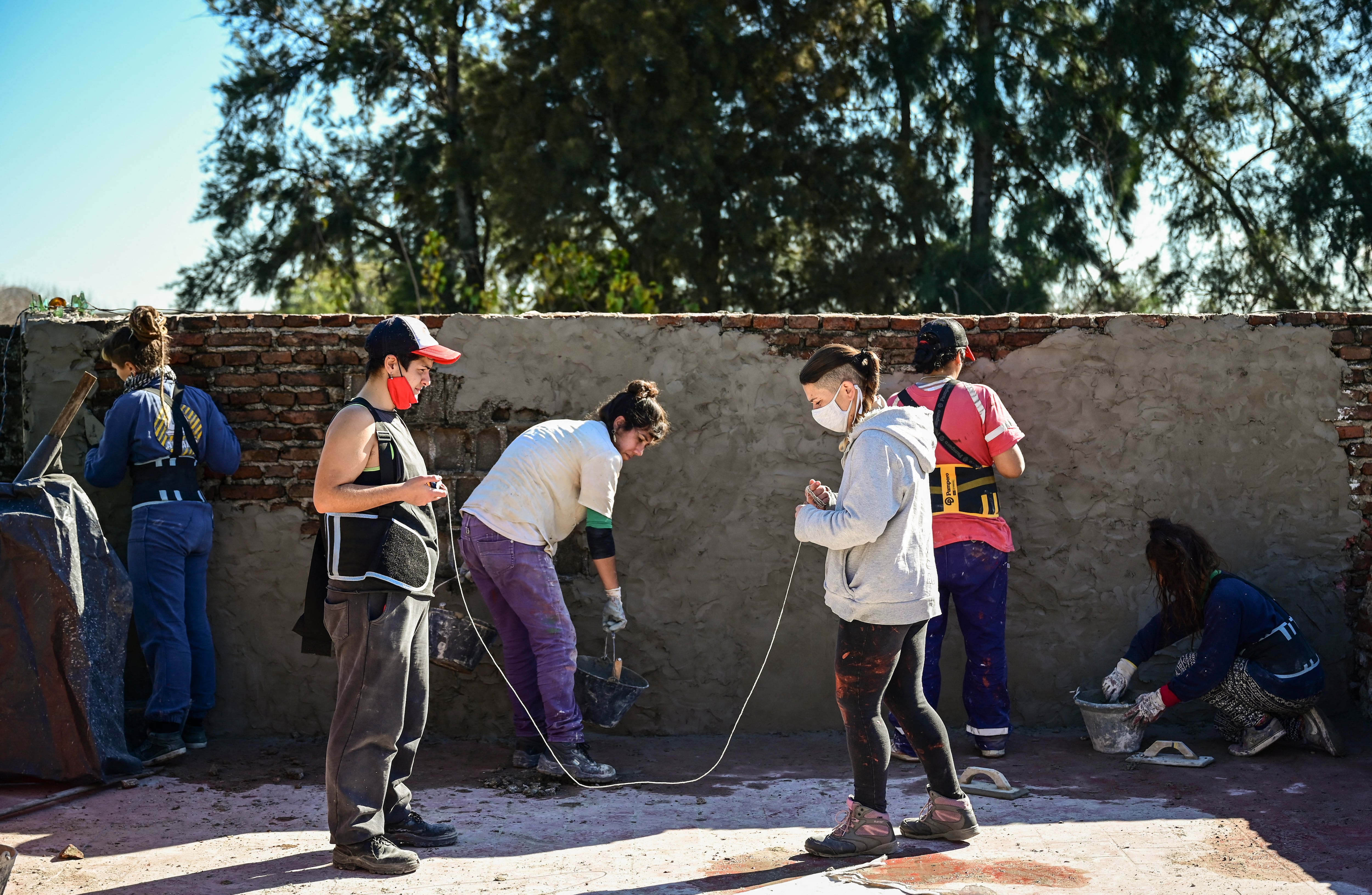 Grupo de mujeres 'albañilas' en Argentina