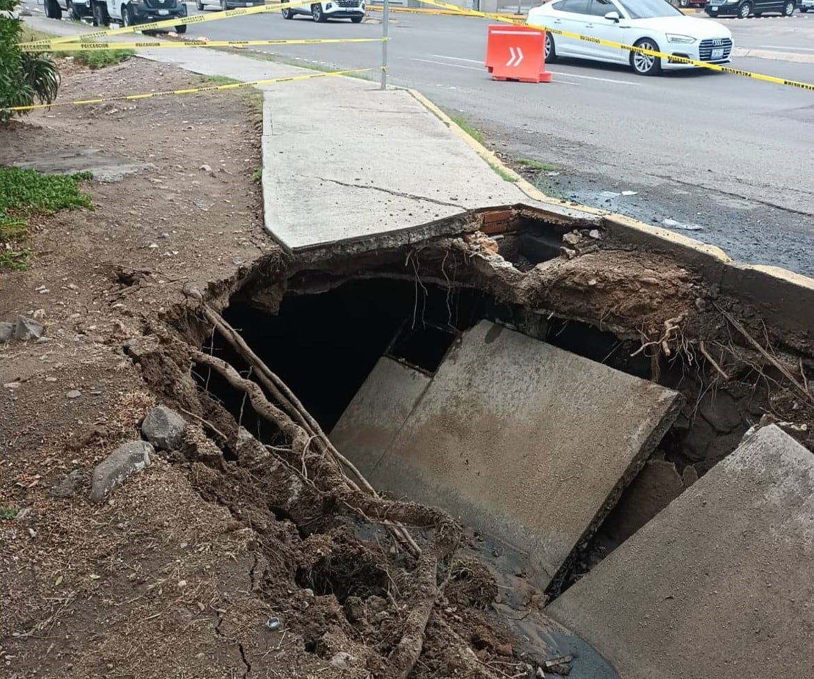 Socavón gigante se traga parada de autobús en Celaya