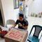Organiza fiesta con pizzas, bebidas y pastel; no llega ninguno de sus “amigos”